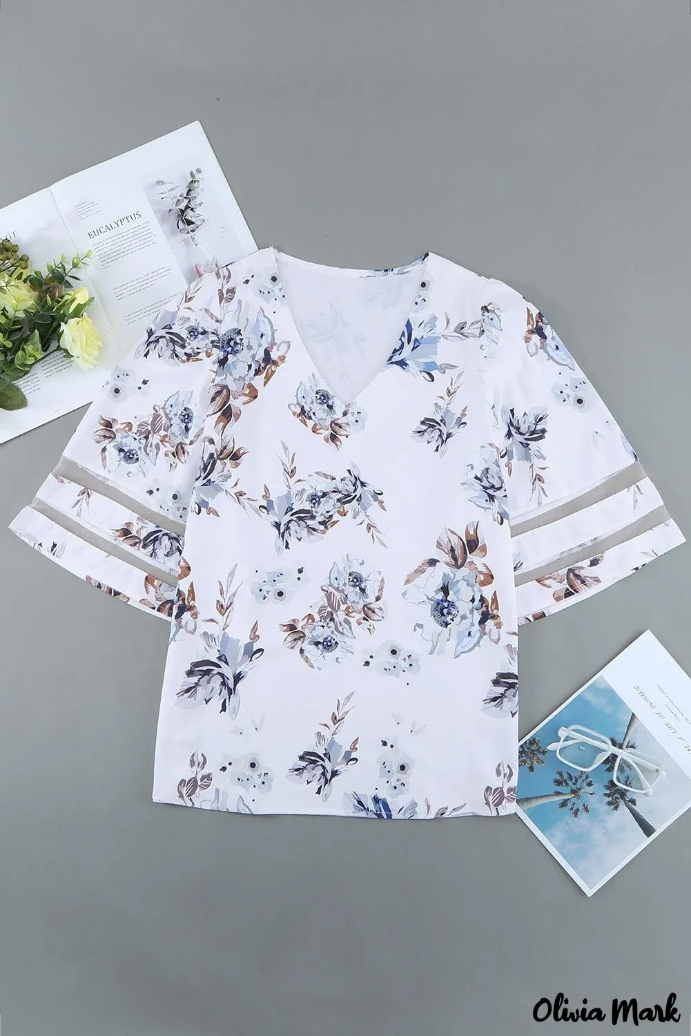 Deanwangkt - White floral blouse with 3/4 flared sleeves