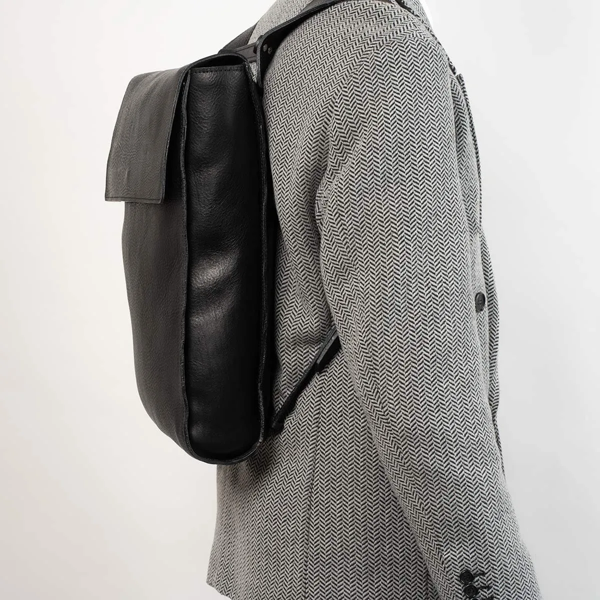 Leather laptop backpack - The Minimalist (Black)